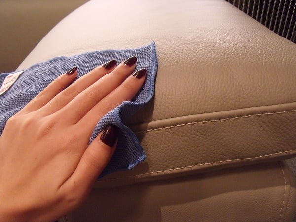 Cách làm sạch ghế sofa da bằng khăn