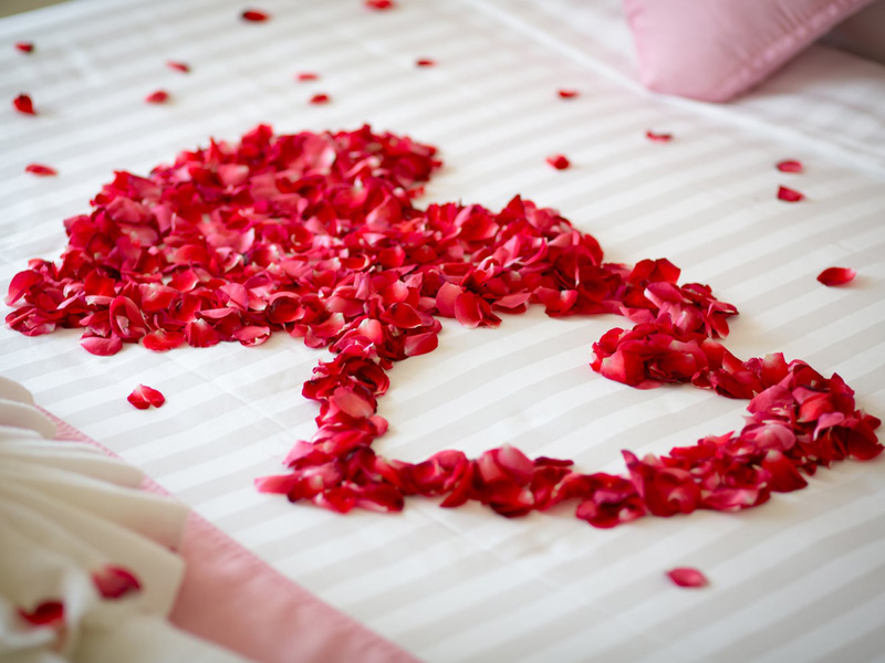 Trang trí phòng cưới bằng hoa hồng tươi
