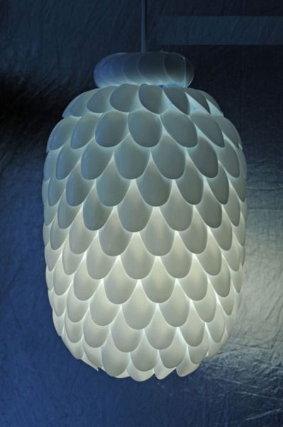Cách làm đèn bằng chai nhựa và thìa nhựa