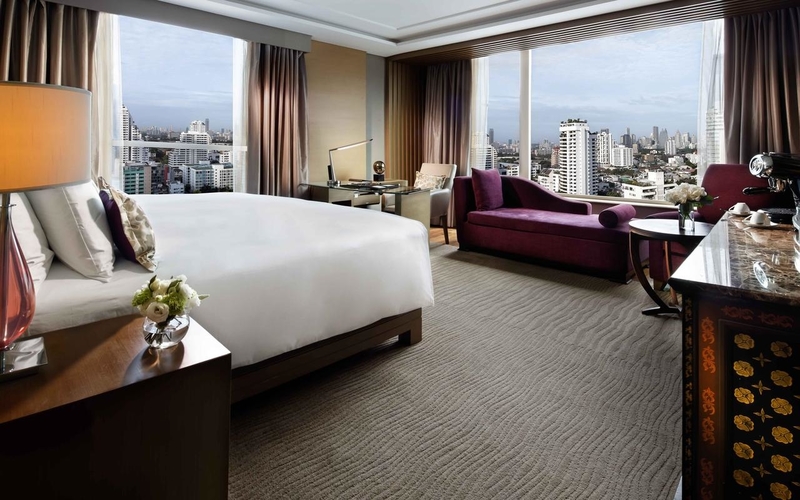 Phòng ngủ áp mái tại khách sạn St Regis - Bangkok, Thái Lan