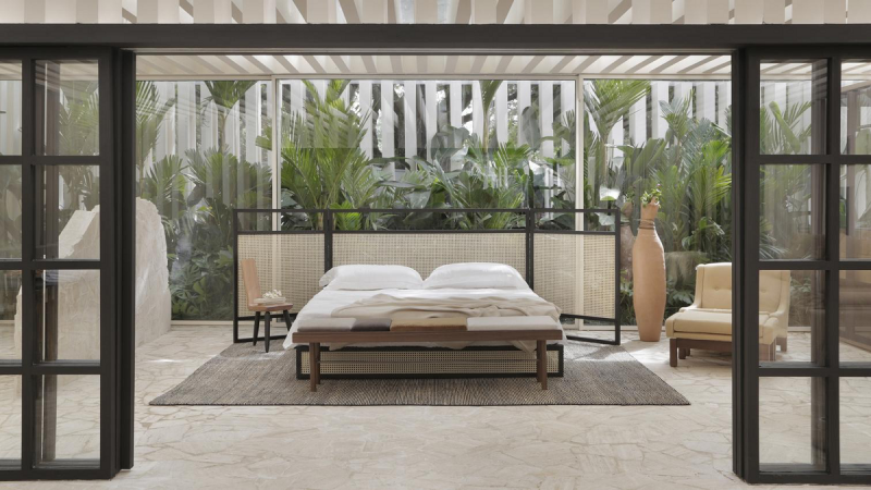 Phòng ngủ bằng kính đặt trong khu vườn nhiệt đới