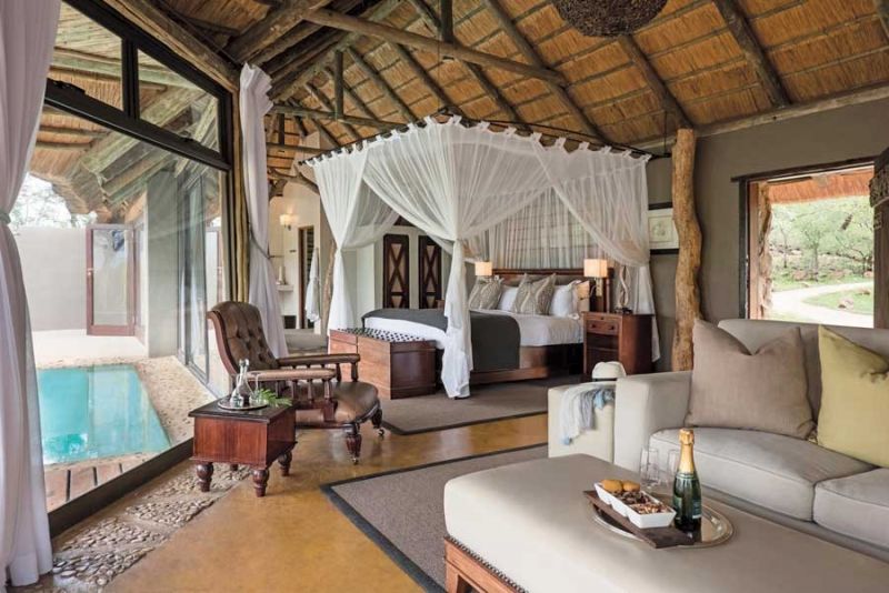 Phòng ngủ thiết kế dân dã của Leopard Hills – Kruger National Park, South Africa