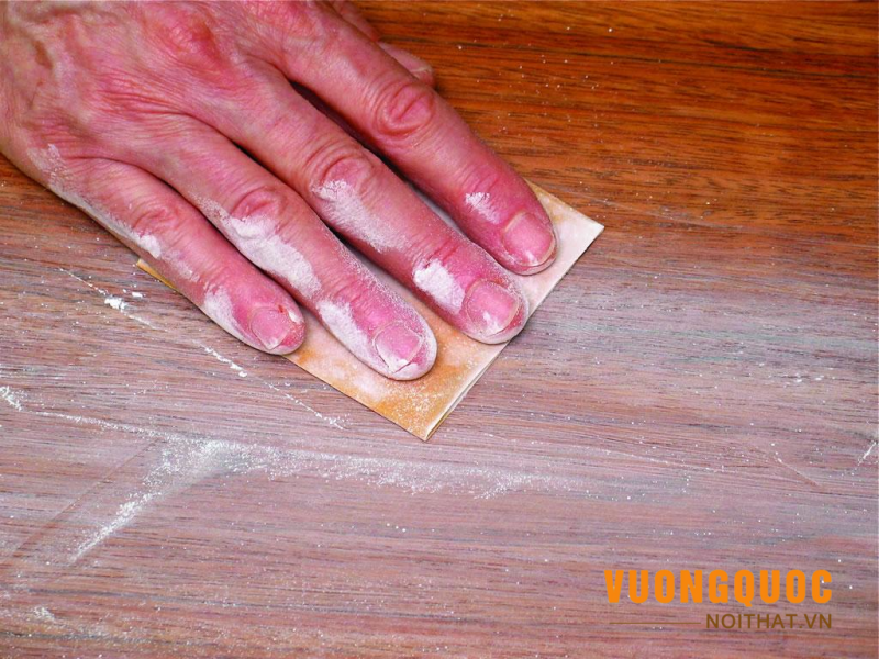 Sử dụng giấy nhám đánh bóng gỗ 